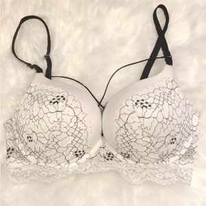 La Senza Push up x 2 with matching panties set